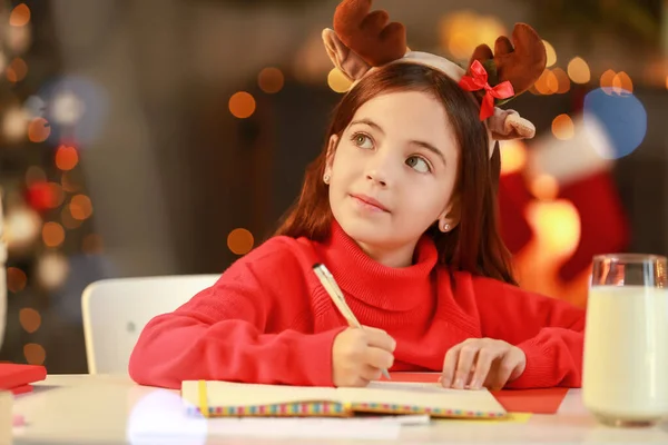 Kleines Mädchen Schreibt Heiligabend Brief Den Weihnachtsmann — Stockfoto