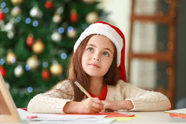 Kleines Mädchen Schreibt Heiligabend Brief Den Weihnachtsmann — Stockfoto