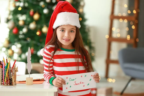 Menina Com Carta Para Papai Noel Casa Véspera Natal — Fotografia de Stock