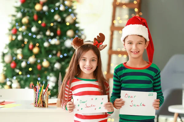 Små Barn Med Brev Till Tomten Hemma Julafton — Stockfoto