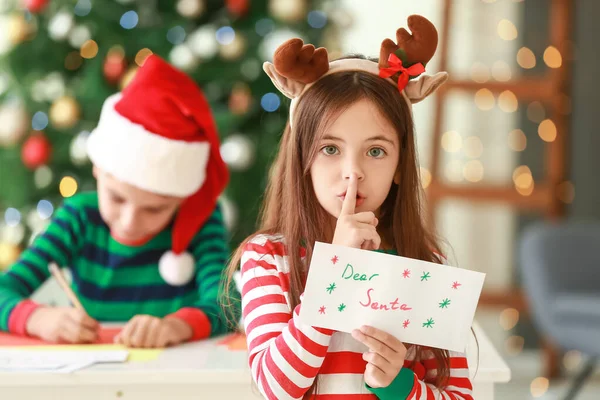 Bambini Piccoli Che Scrivono Lettere Babbo Natale Casa Vigilia Natale — Foto Stock