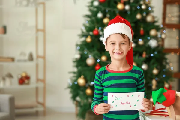 Kleine Jongen Met Brief Aan Kerstman Thuis Kerstavond — Stockfoto