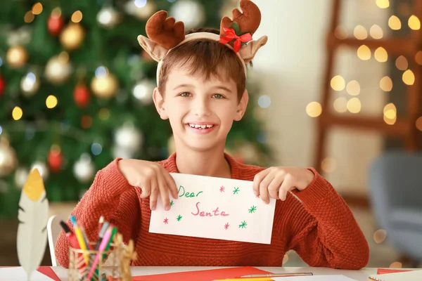 Liten Pojke Med Brev Till Tomten Hemma Julafton — Stockfoto