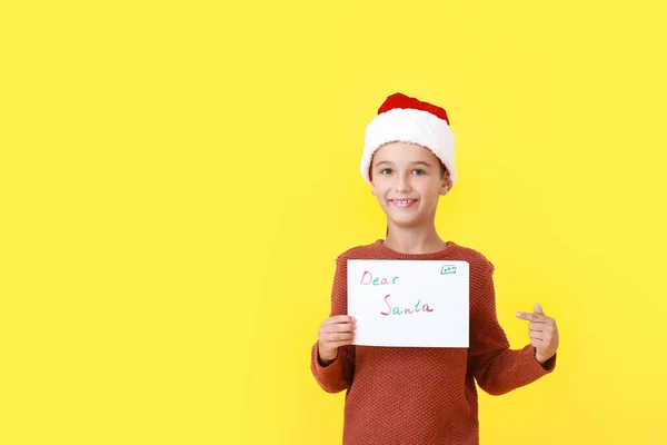 Liten Pojke Med Brev Till Santa Färg Bakgrund — Stockfoto