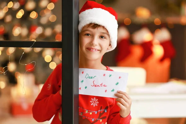 Ragazzino Con Lettera Babbo Natale Casa Vigilia Natale — Foto Stock