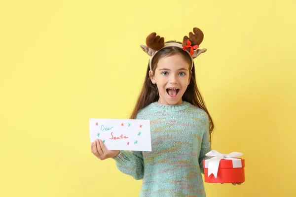 Menina Com Presente Natal Carta Papai Noel Fundo Cor — Fotografia de Stock