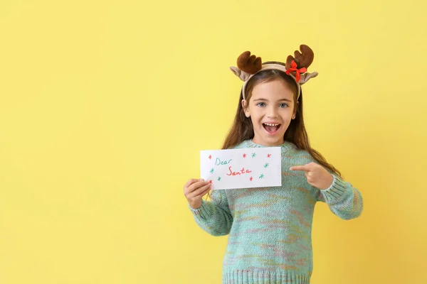 Kleines Mädchen Mit Brief Den Weihnachtsmann Auf Farbigem Hintergrund — Stockfoto