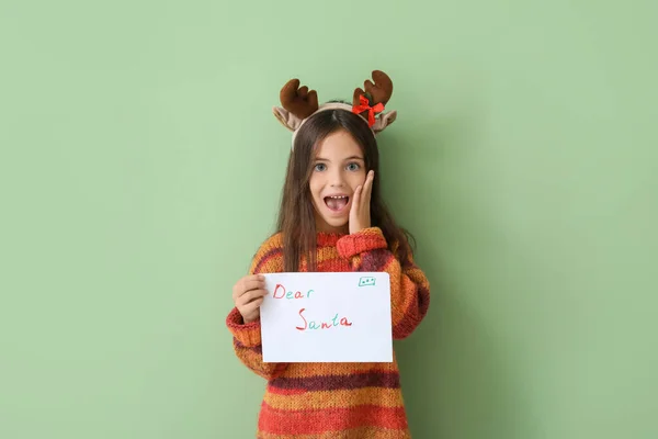 Petite Fille Avec Lettre Père Noël Sur Fond Couleur — Photo