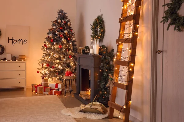 Διακοσμημένο Τζάκι Στο Εσωτερικό Του Δωματίου Την Παραμονή Των Χριστουγέννων — Φωτογραφία Αρχείου