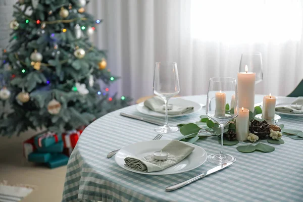 Bella Tavola Apparecchiata Con Decorazioni Natalizie Soggiorno — Foto Stock