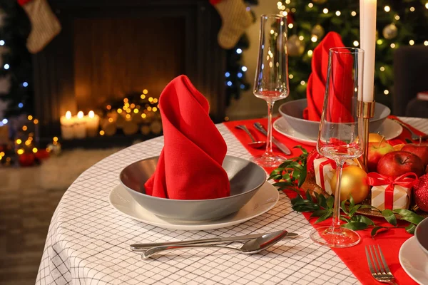 リビングルームでクリスマスの装飾が施された美しいテーブル設定 — ストック写真