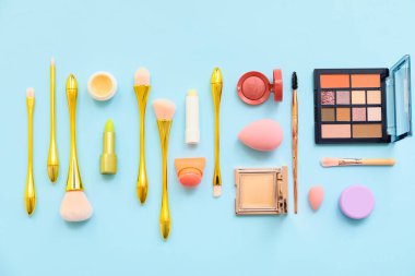Dekoratif makyaj malzemeleriyle renk arkaplanı üzerine makyaj fırçaları