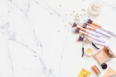 Beyaz arka planda kozmetik makyaj fırçaları