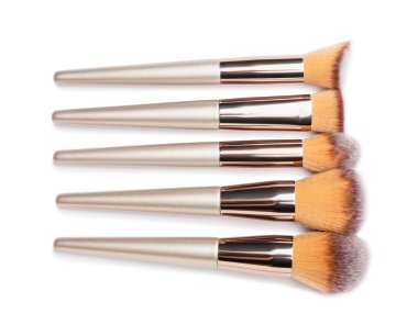 Beyaz arkaplanda makyaj fırçaları