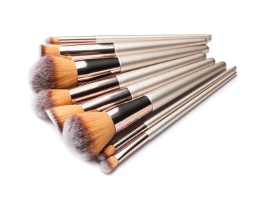 Beyaz arkaplanda makyaj fırçaları