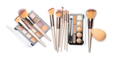 Dekoratif kozmetik malzemeli makyaj fırçaları beyaz arka planda
