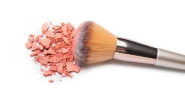 Beyaz arka planda dekoratif kozmetik ürünleriyle makyaj fırçası