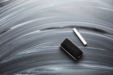 Tahtadaki sünger ve tebeşir parçası, üst görünüm