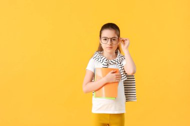 Renkli küçük bir kız öğrenci.