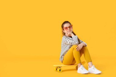 Renkli kaykaylı şirin bir kız.