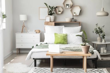 Modern şık yatak odasının içi.