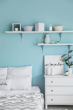 Rafları olan modern şık bir yatak odası.