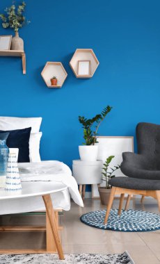 Modern şık yatak odasının içi.