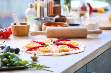 Mutfak masasında çiğ pizza.