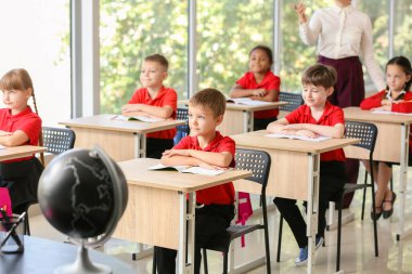 Sınıfta öğretmenlik dersi.