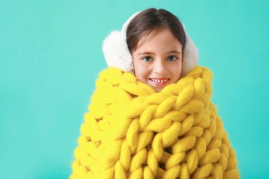 Renkli ekoseli sevimli küçük kız.