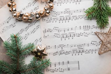 Not kağıtları ve Noel dekoru masanın üstünde.