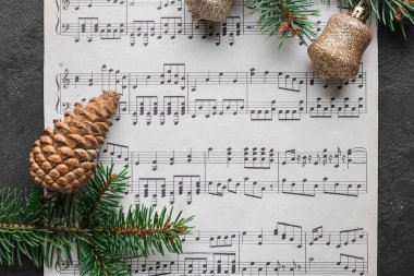 Not kağıtları ve Noel dekoru masanın üstünde.