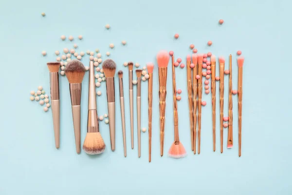 Set Makeup Brushes Powder Pearls Color Background — Stock Photo, Image