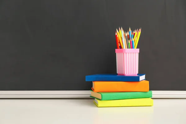 Tartó Ceruzákkal Könyvekkel Asztalon Osztályteremben — Stock Fotó