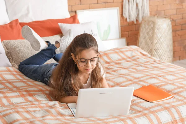 Cute Little Girl Laptop Bedroom — Stock Photo, Image