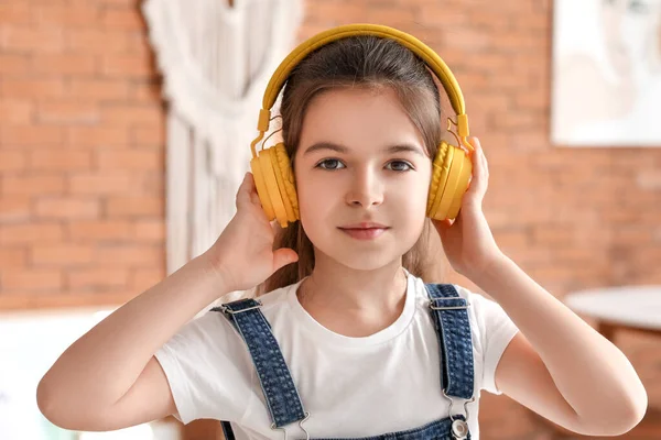 Evde Müzik Dinleyen Tatlı Küçük Kız — Stok fotoğraf