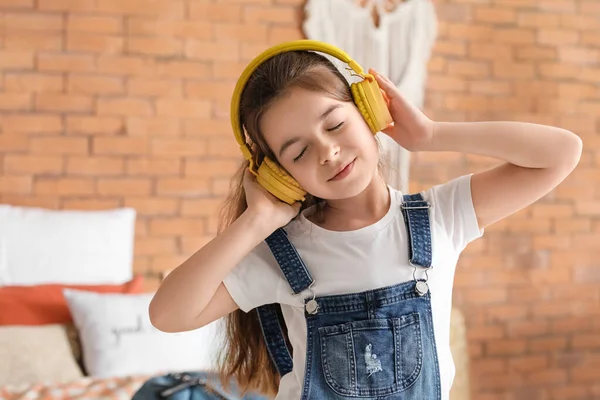 Evde Müzik Dinleyen Tatlı Küçük Kız — Stok fotoğraf