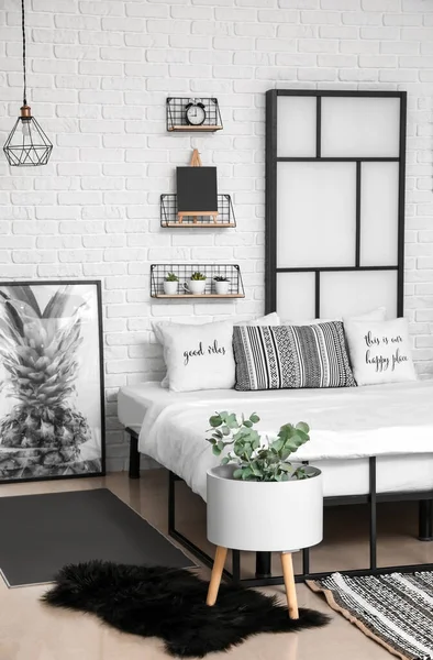 Rafları Olan Modern Şık Bir Yatak Odası — Stok fotoğraf