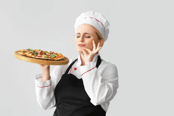 Reife Köchin Mit Leckerer Pizza Auf Grauem Hintergrund — Stockfoto