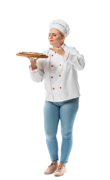 Femme Chef Mature Avec Une Pizza Savoureuse Sur Fond Blanc — Photo