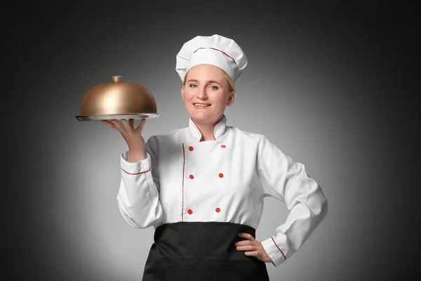 Rijpere Vrouwelijke Chef Kok Met Dienblad Cloche Donkere Achtergrond — Stockfoto