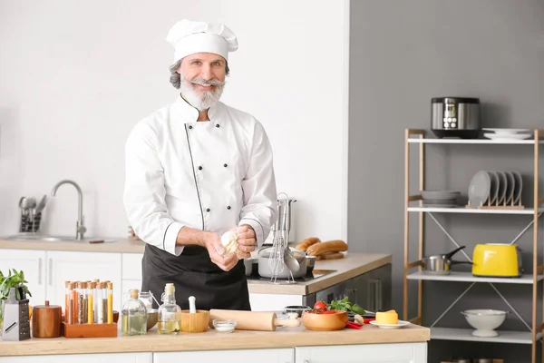 Reif Männlich Chef Cooking Küche — Stockfoto