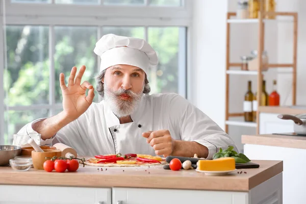 Starší Muž Kuchař Vaření Chutné Pizzy Kuchyni — Stock fotografie