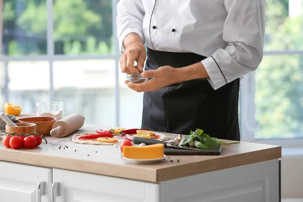 Mature Male Chef Cooking Tasty Pizza Kitchen — Stock Photo, Image