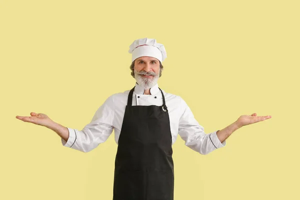 Rijpere Mannelijke Chef Kok Kleur Achtergrond — Stockfoto