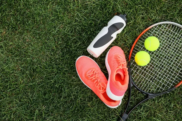緑の芝生の上にスポーツ用具のセット — ストック写真