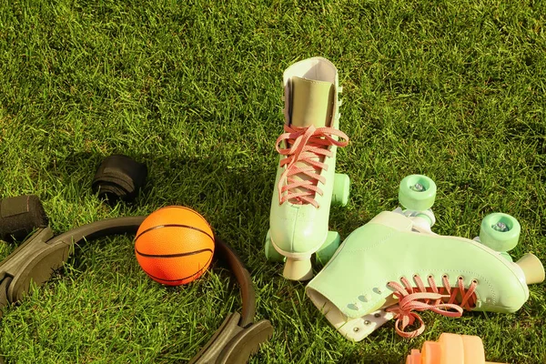 Juego Equipamiento Deportivo Sobre Hierba Verde — Foto de Stock