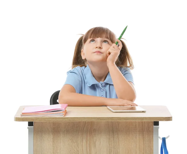 Pupilla Premurosa Seduta Alla Scrivania Della Scuola Sullo Sfondo Bianco — Foto Stock