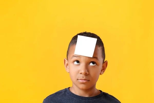 Little Afro Amerikaanse Jongen Met Blanco Nota Papier Zijn Voorhoofd — Stockfoto