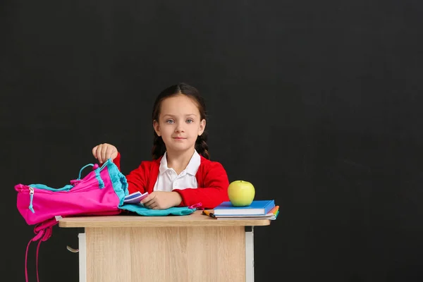 Piccolo Allievo Seduto Alla Scrivania Della Scuola Sullo Sfondo Scuro — Foto Stock